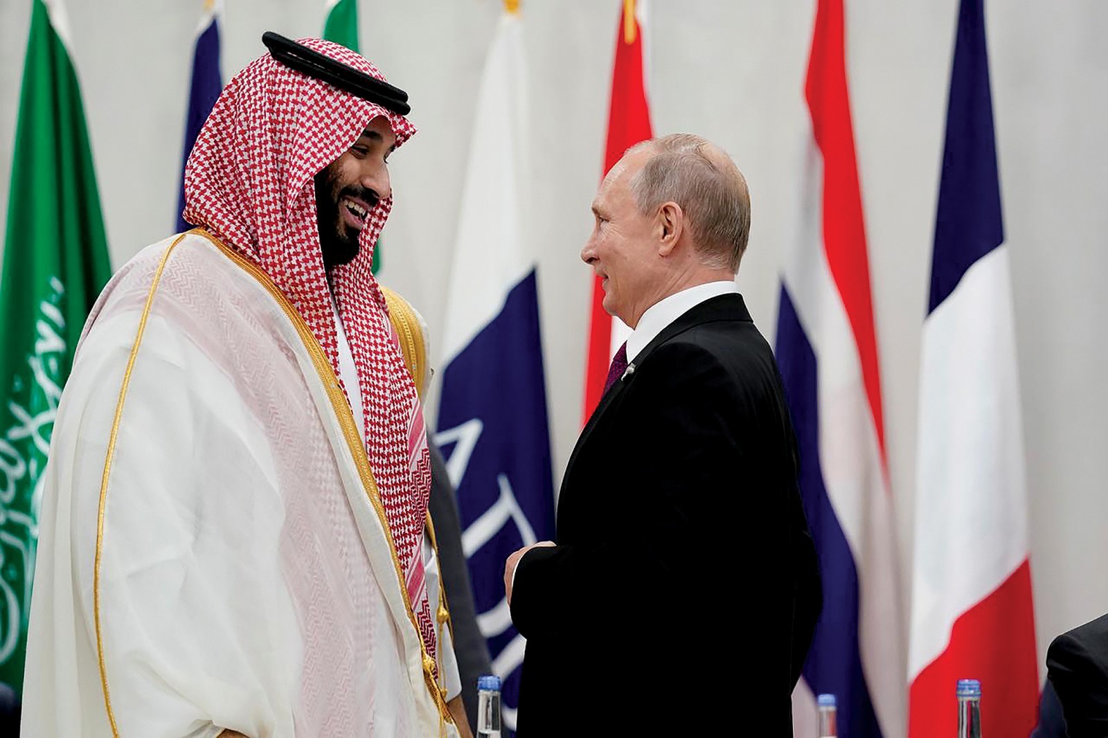 Thái tử Saudi Arabia Mohammed bin Salman (trái) trò chuyện cùng Tổng thống Nga Putin tại thượng đỉnh G20 ở Nhật hồi tháng 6.