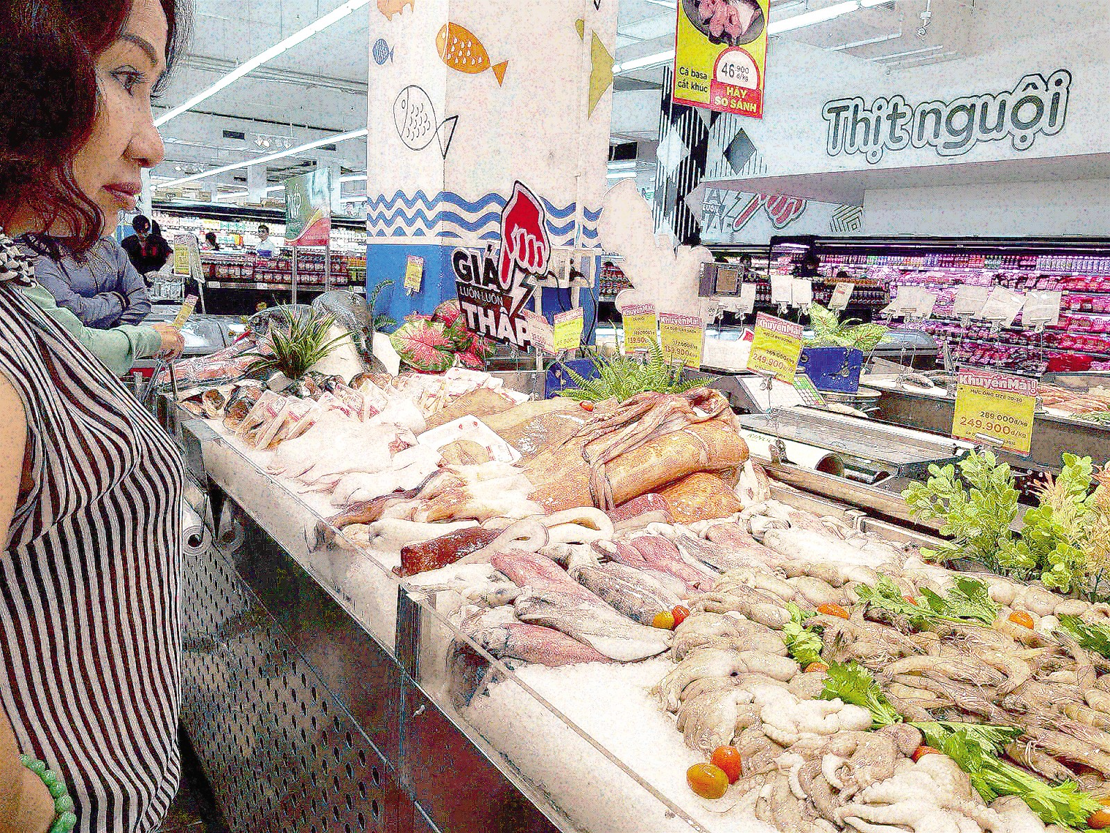 Việt Nam nỗ lực khắc phục “thẻ vàng” hải sản để khôi phục thị trường EU. Trong ảnh: Hải sản được bày bán tại một siêu thị ở Cần Thơ.