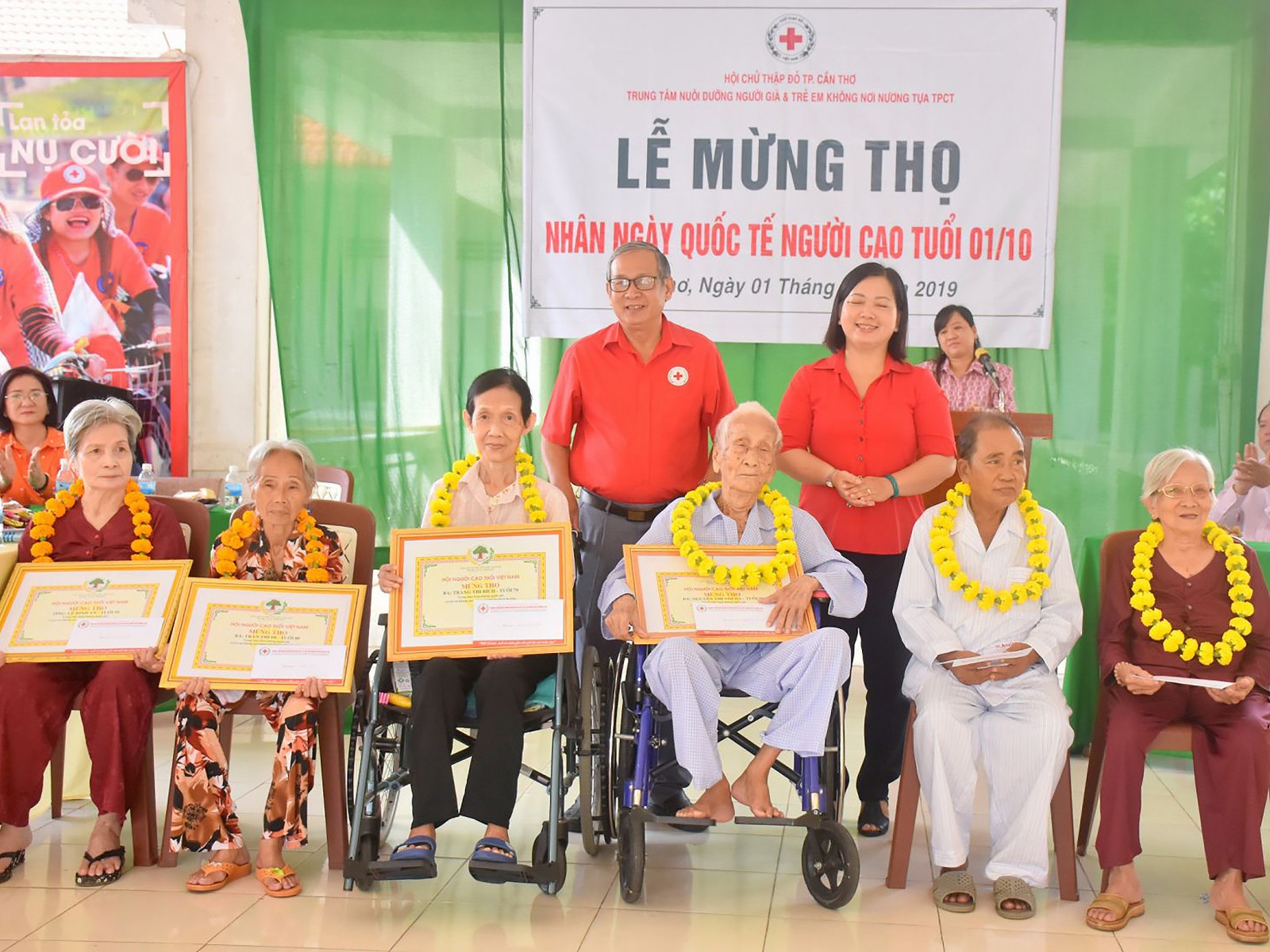 Lãnh đạo Hội Chữ thập đỏ TP Cần Thơ trao bằng mừng thọ các cụ cao tuổi. Ảnh: X.ĐÀO