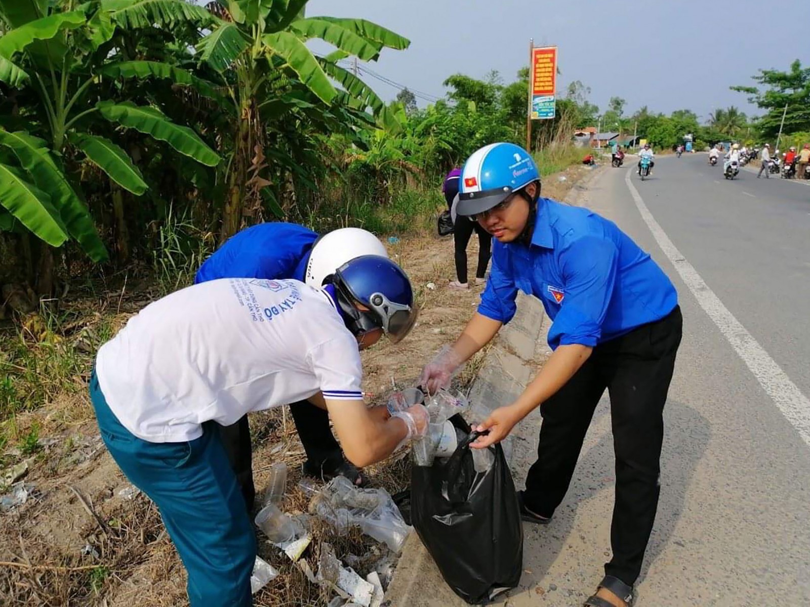 Lực lượng ĐVTN huyện Phong Điền ra quân dọn dẹp vệ sinh, phát quang tạo tầm nhìn giao thông thông thoáng. Ảnh: CTV