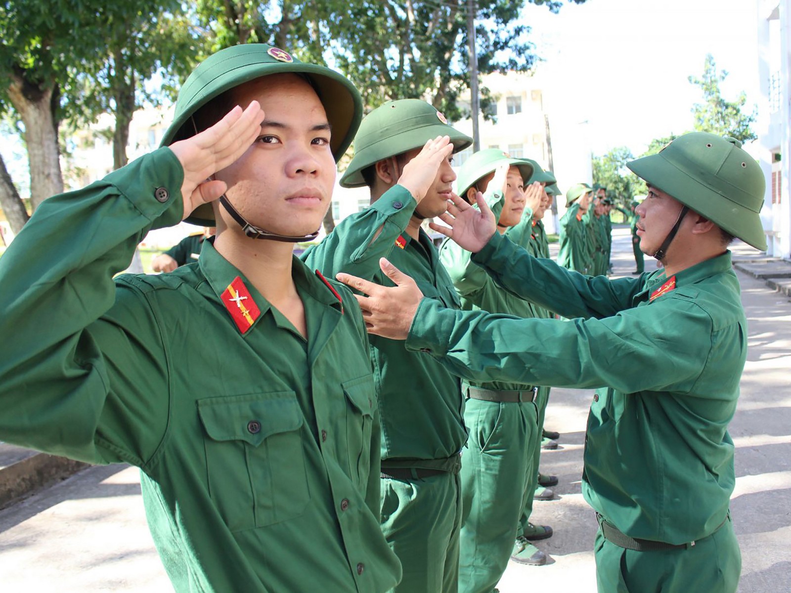 Đào tạo sĩ quan dự bị ở Trường Quân sự thành phố.