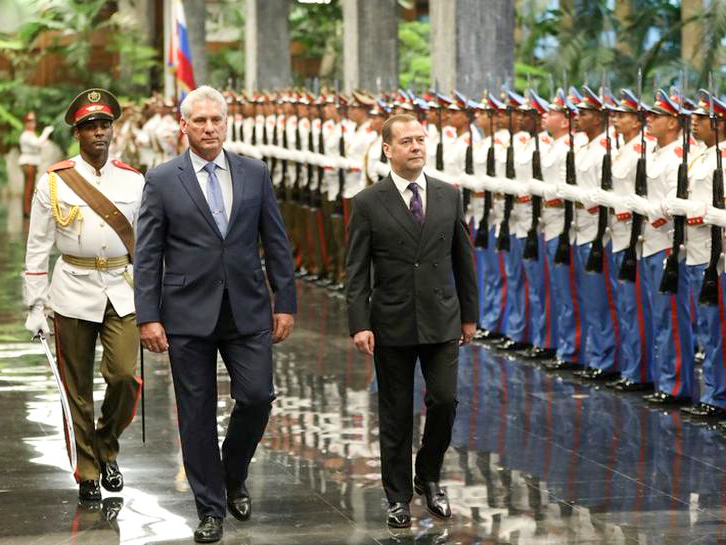 Nga cam kết hỗ trợ Cuba Chủ tịch Cuba Diaz-Canel (trái) và Thủ tướng Nga Medvedev duyệt đội danh dự. Ảnh: Reuters