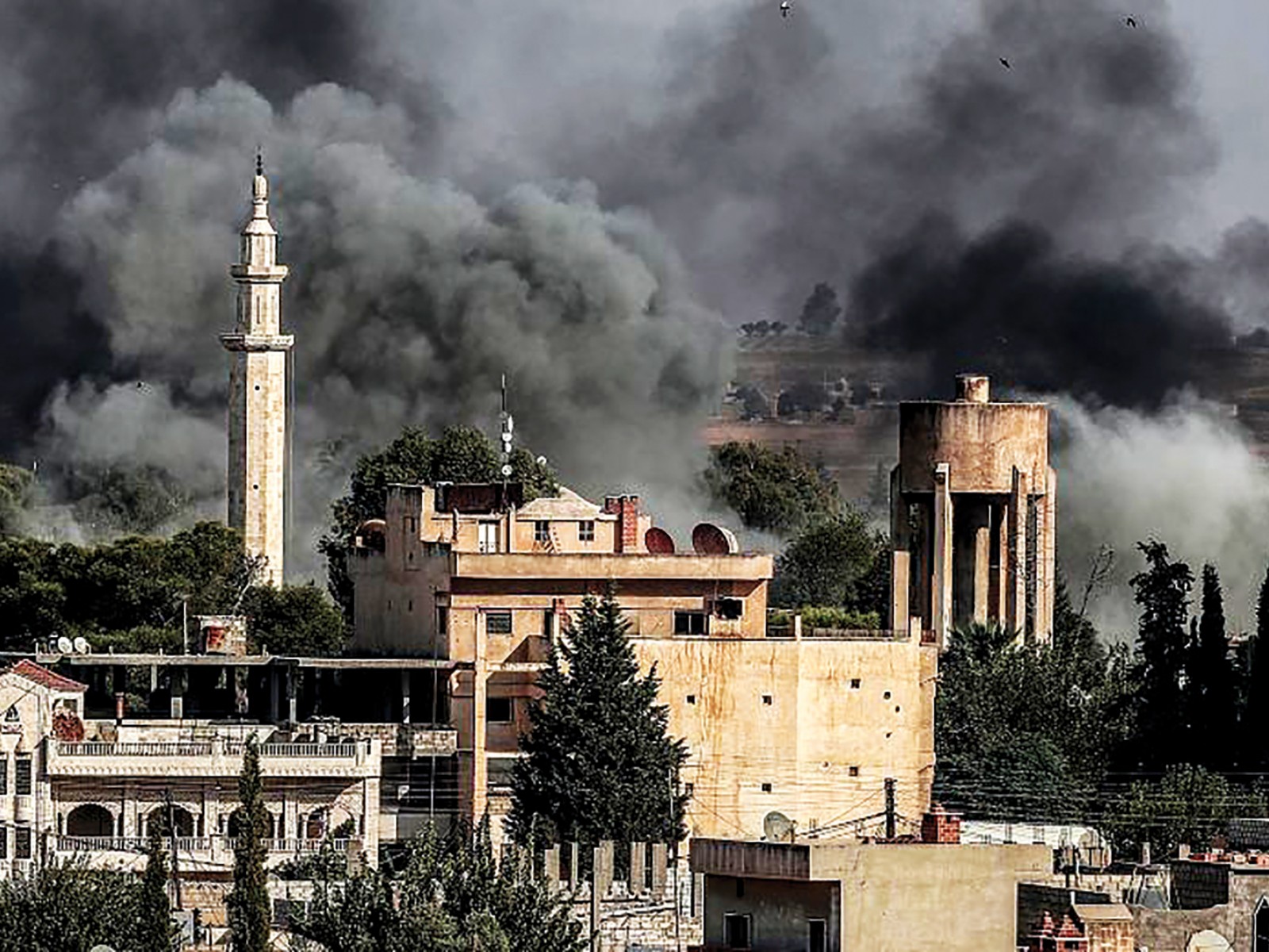 Khói bốc lên sau các cuộc tấn công của Thổ Nhĩ Kỳ tại thị trấn Ras al-Ain. Ảnh: Getty Images