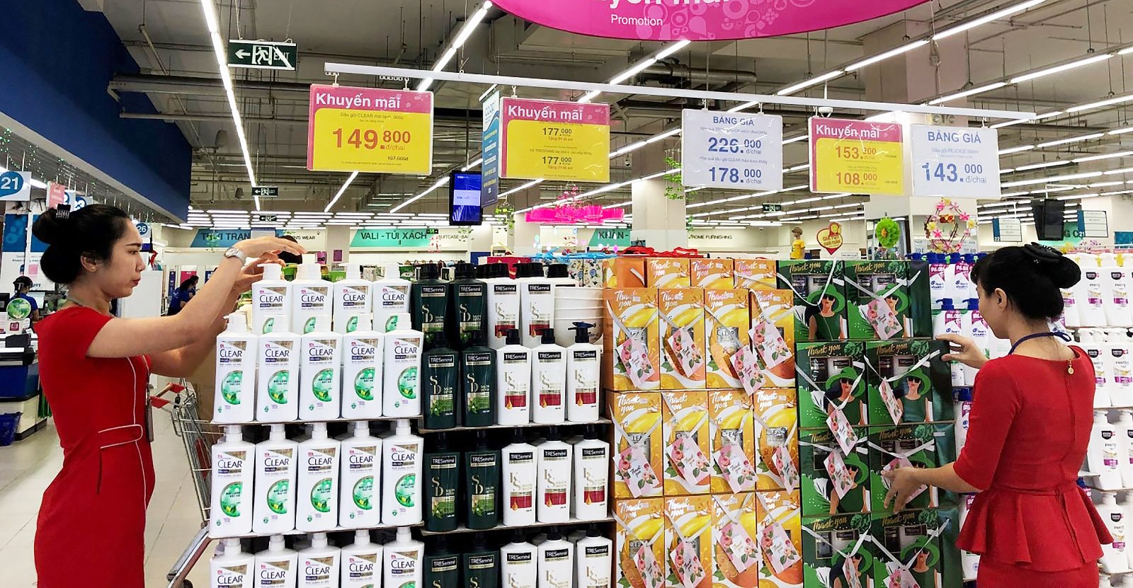 Chọn quà cho Ngày Phụ nữ Việt Nam Tại các siêu thị, quà cho ngày 20-10 đã được bày bán rất nhiều.