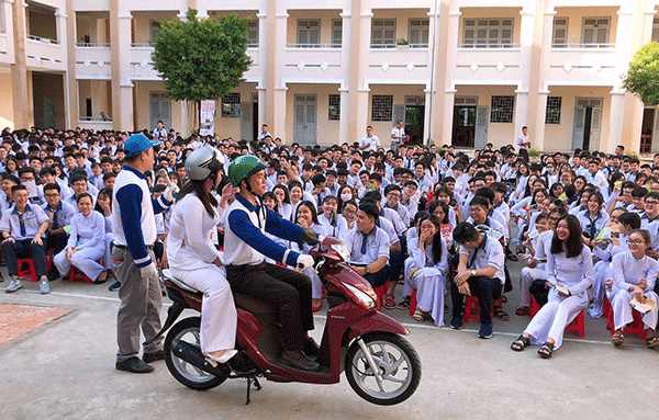 Phối hợp tuyên truyền và hướng dẫn kỹ năng lái xe mô tô an toàn cho học sinh THPT