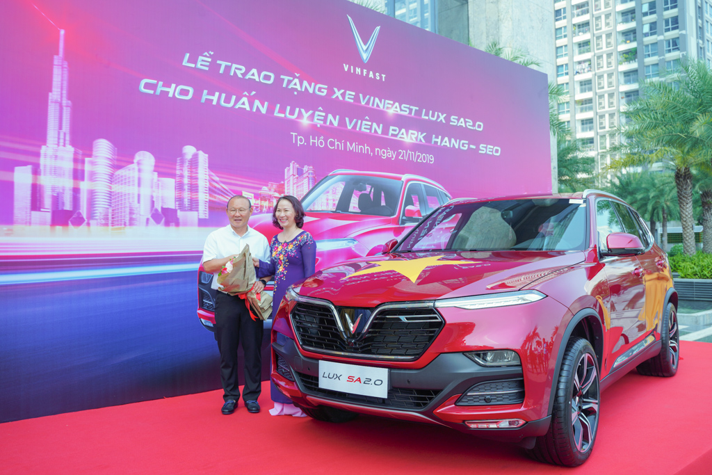 VinFast tặng xe Lux SA2.0 phiên bản cao cấp cho HLV Park Hang-seo