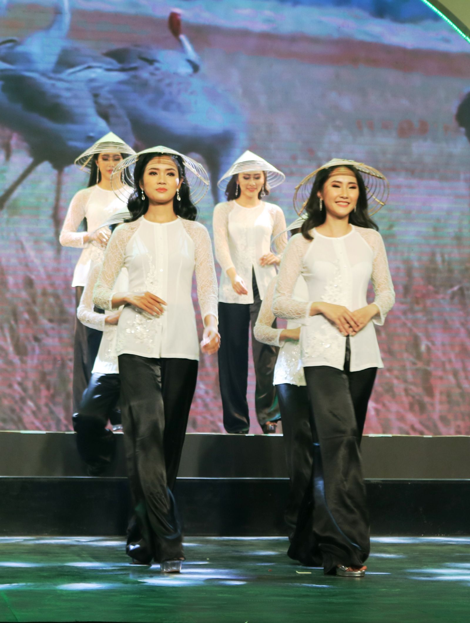 Huỳnh Thúy Vi đăng quang cuộc thi “Người đẹp Du lịch Cần Thơ” năm 2019
