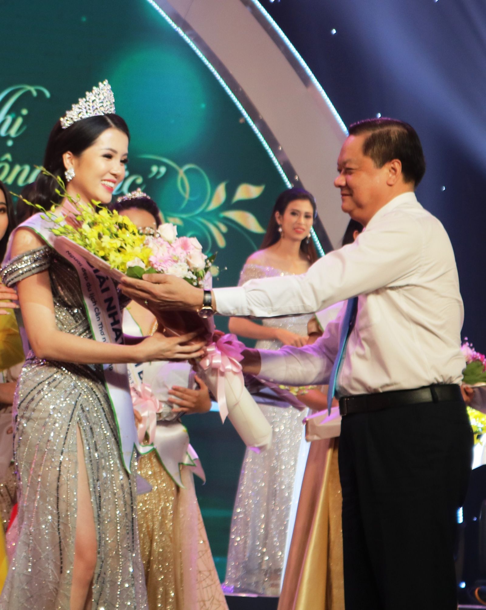 Huỳnh Thúy Vi đăng quang cuộc thi “Người đẹp Du lịch Cần Thơ” năm 2019