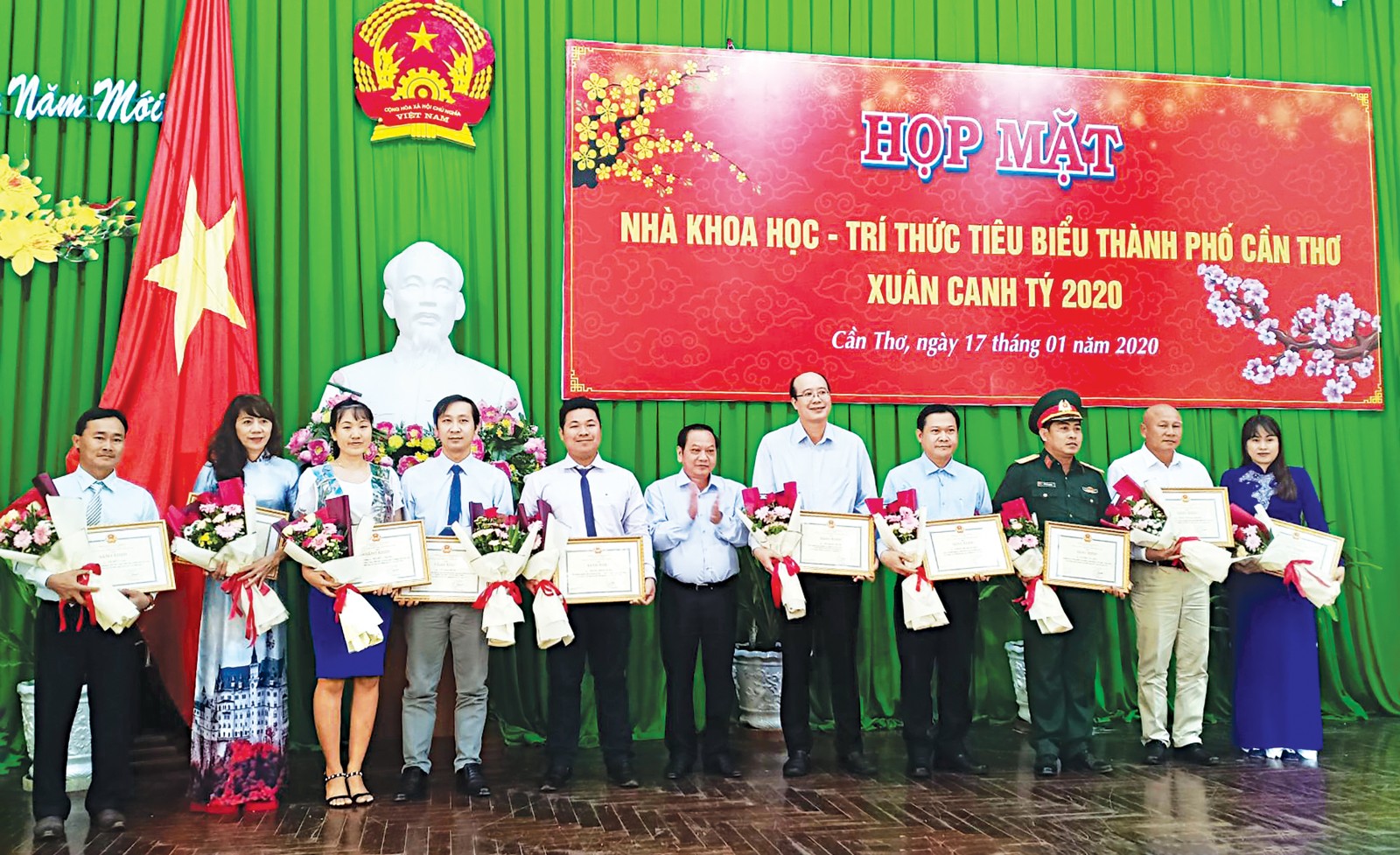 Họp mặt, chúc Tết cán bộ hưu trí, các nhà khoa học, trí thức, quý vị chức sắc, chức việc các tôn giáo