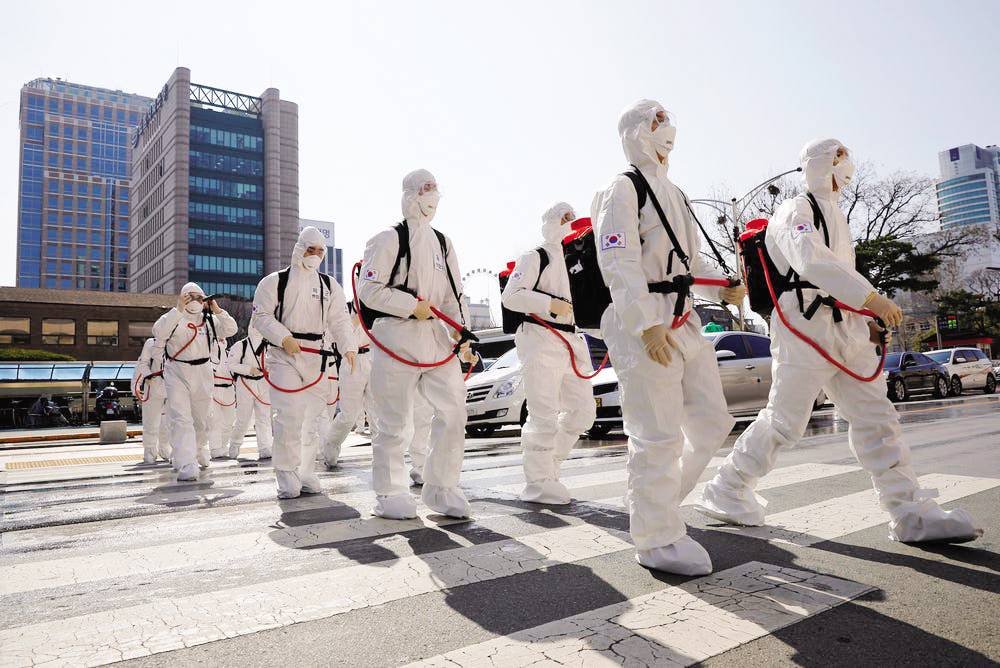 Thành phố Daegu của Hàn Quốc căng mình chống dịch COVID-19. Ảnh: Reuters