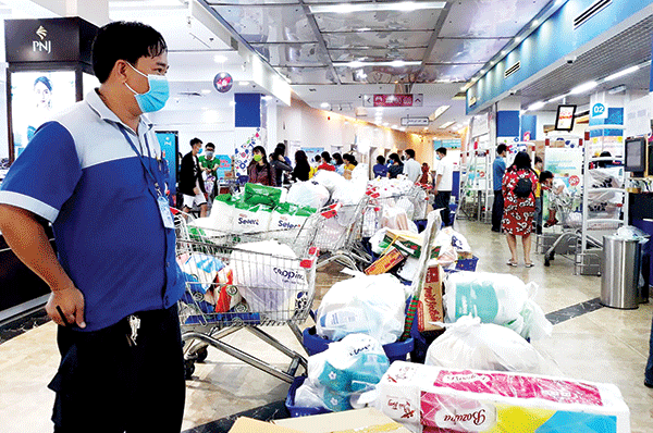 Gom hàng chạy dịch, lợi bất cập hại!