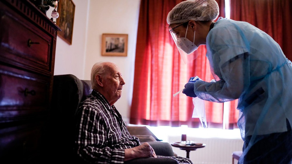 Châu Âu đau đầu chuyện thăm viếng người già