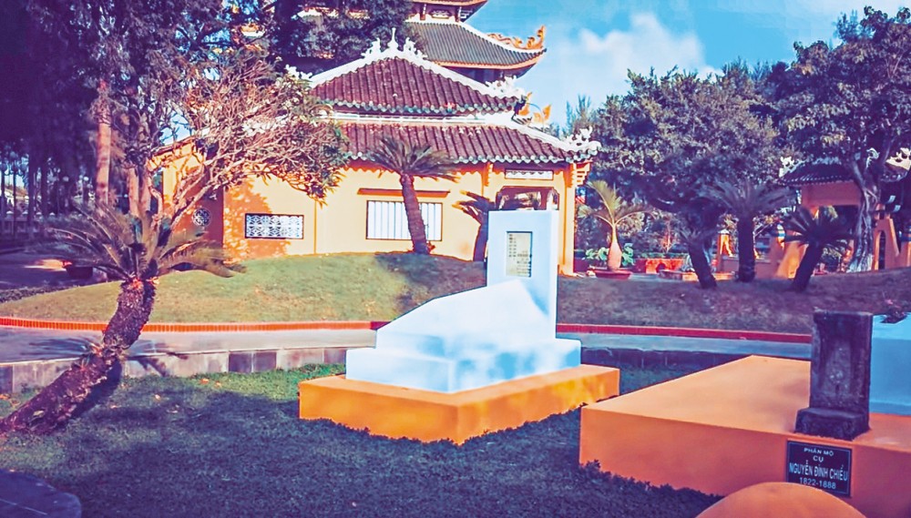 Nữ chủ bút
Sương Nguyệt Anh