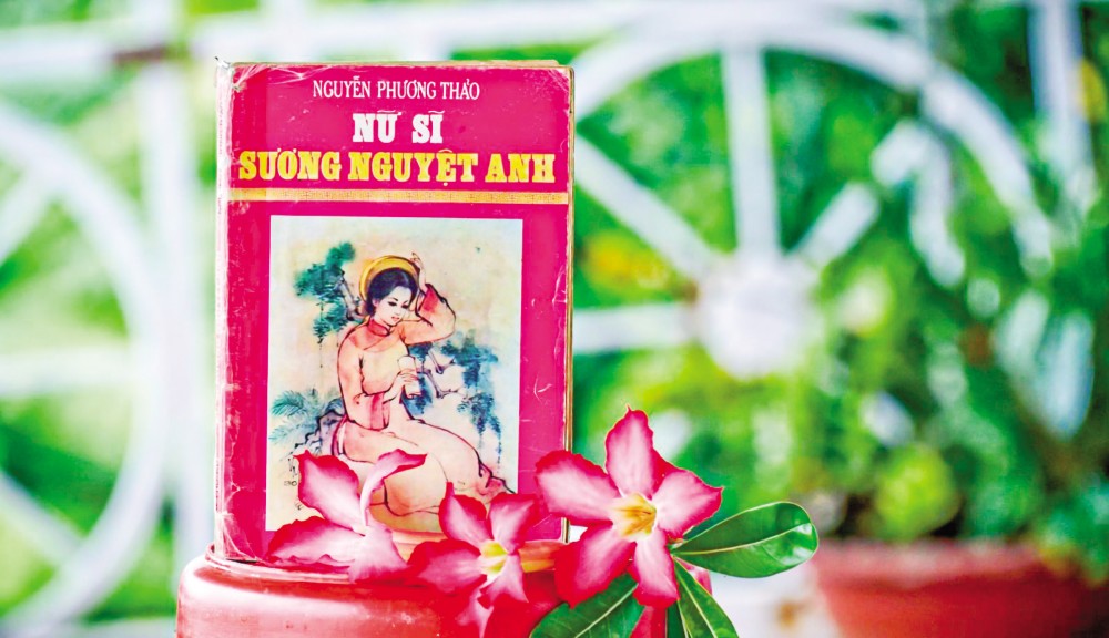 Nữ chủ bút
Sương Nguyệt Anh
