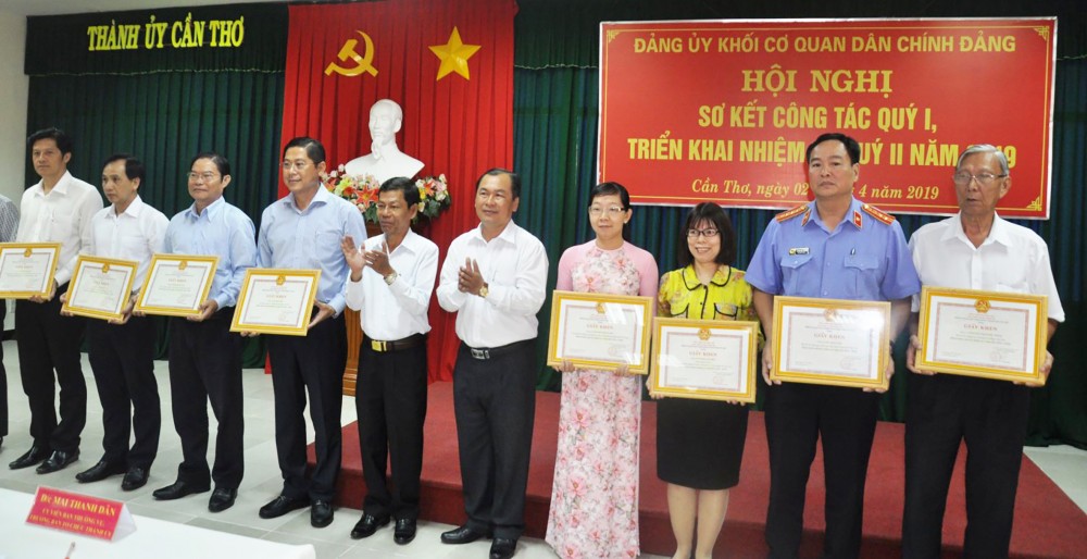 Nâng cao hơn nữa năng lực lãnh đạo,
sức chiến đấu của tổ chức đảng