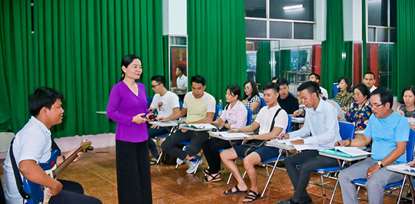 Mang niềm vui cho mọi người
