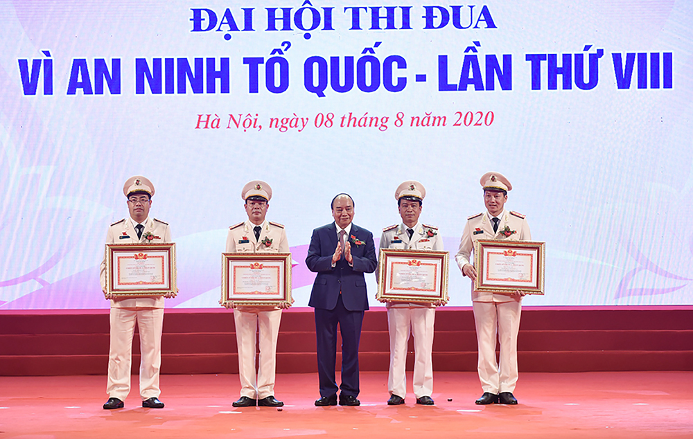 Thủ tướng Nguyễn Xuân Phúc trao danh hiệu “Chiến sĩ Thi đua toàn quốc” cho tập thể, cá nhân lực lượng CAND.  Ảnh: VGP/Quang Hiếu