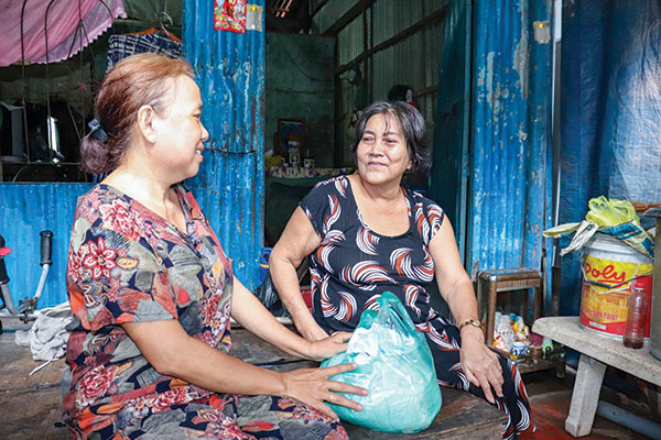 Hũ gạo san sẻ yêu thương
