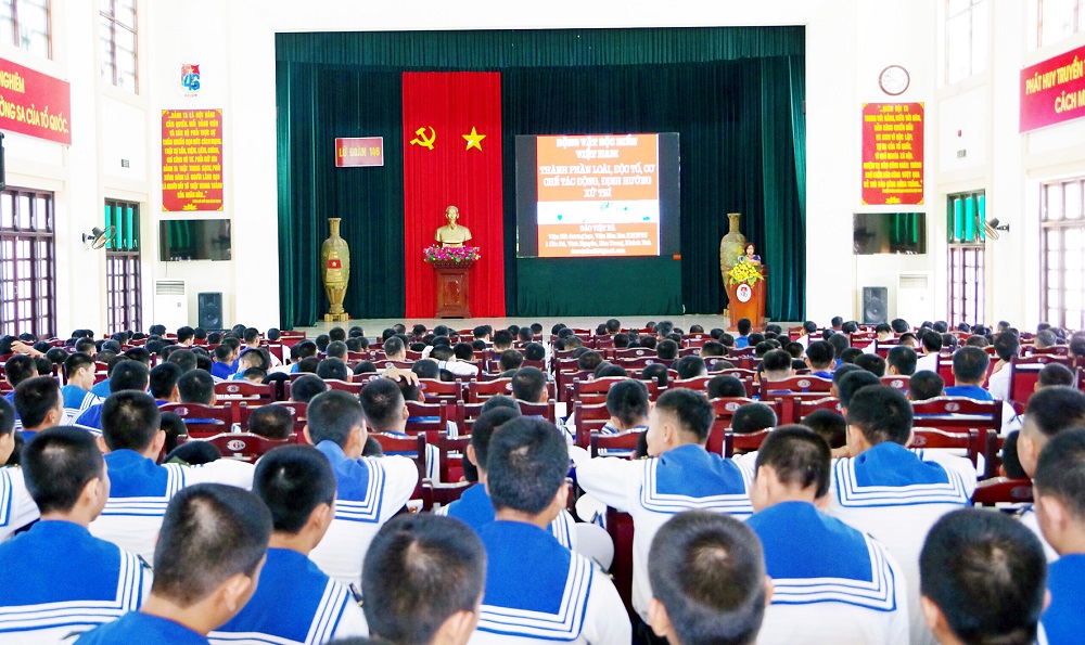 Tuyên truyền về động vật biển độc, bảo đảm an toàn cho bộ đội Truyền thông về động vật biển gây hại cho người tại Lữ đoàn 146, Vùng 4 Hải quân. Ảnh: Nguyễn Ninh