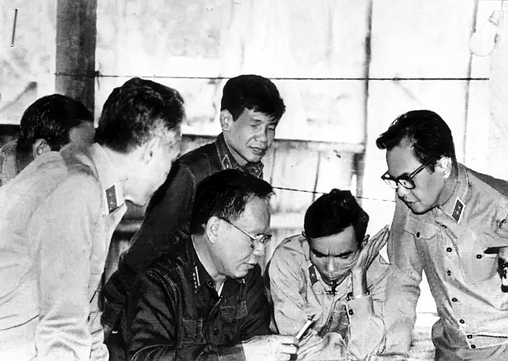 Những lần gặp chú Năm Phiêu Đồng chí Lê Khả Phiêu (đứng giữa) cùng dự thông qua quyết tâm tiến công căn cứ Các-đa-mon (mùa khô 1984-1985).