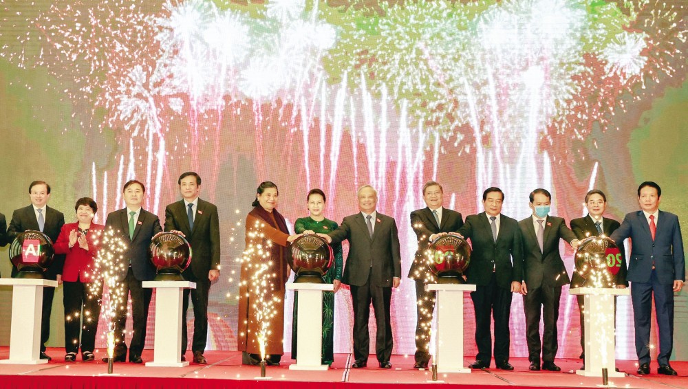 Chủ tịch Quốc hội Nguyễn Thị Kim Ngân và các đại biểu ấn nút công bố Trang thông tin điện tử, ứng dụng di động và bộ nhận diện của AIPA 2020. Ảnh: TRỌNG ĐỨC - TTXVN