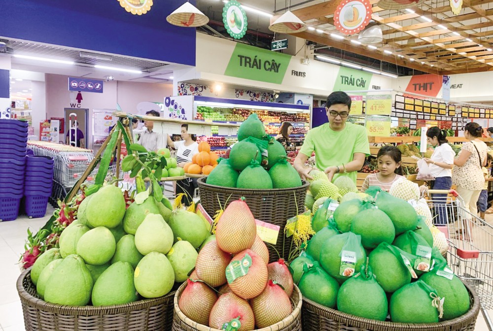 Doanh nghiệp là trọng tâm, chuẩn mực quốc tế là thước đo EVFTA tạo ra môi trường cạnh tranh bình đẳng, lành mạnh cho hàng hóa của cả hai bên. Do đó, doanh nghiệp trong nước phải tự nâng ao chất lượng hàng hóa, đổi mới mô hình quản trị để tăng sức cạnh tranh. Trong ảnh: Khách hàng mua nông sản Việt tại siêu thị Co.opmart Cần Thơ.