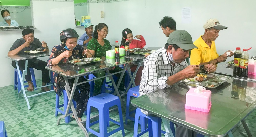 Quán cơm nhân ái Khách dùng cơm trưa ở quán cơm 2.000 đồng.