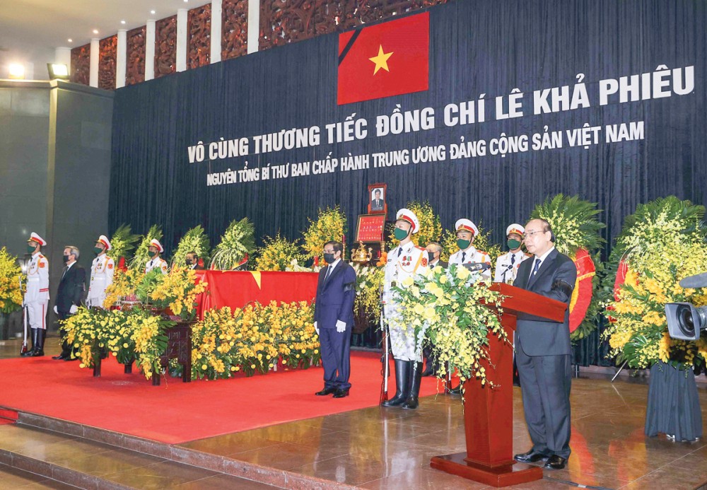 Thủ tướng Nguyễn Xuân Phúc thay mặt lãnh đạo Đảng và Nhà nước đọc điếu văn tiễn biệt nguyên Tổng Bí thư Lê Khả Phiêu. Ảnh: THỐNG NHẤT - TTXVN