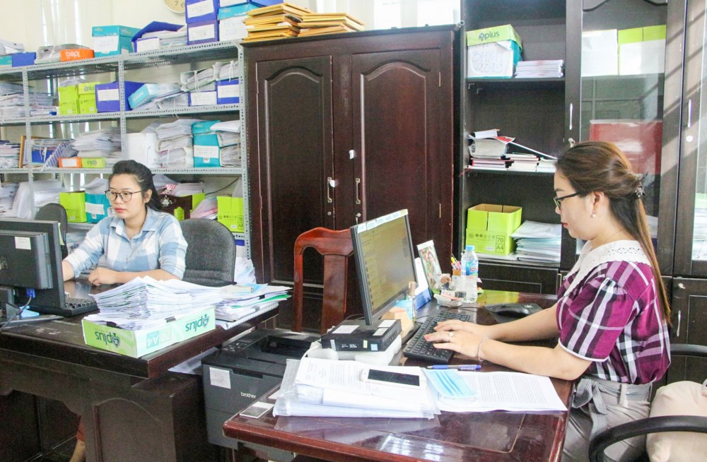 Cán bộ Phòng LĐ-TB&XH huyện Phong Điền thực hiện nhiệm vụ chuyên môn.