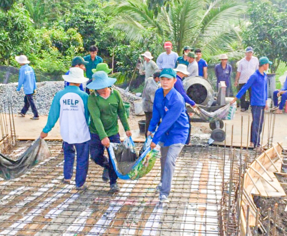 Dồn sức xây dựng
nông thôn mới nâng cao Xã Thới Hưng đã và đang xây dựng nhiều công trình giao thông để đạt chuẩn nông thôn mới nâng cao.