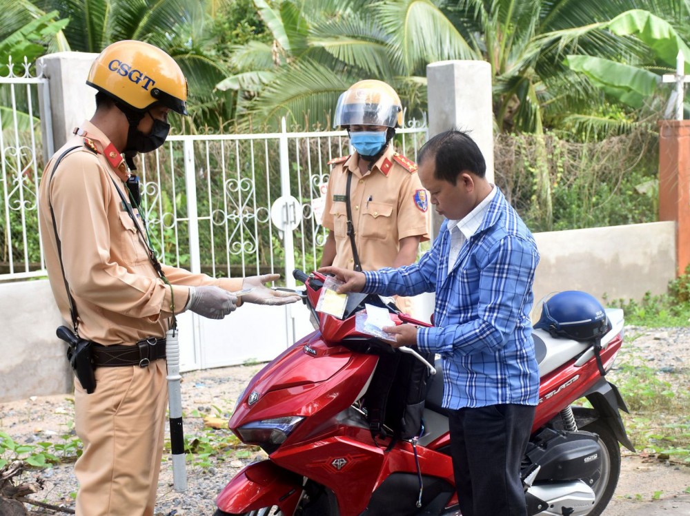 CSGT-TT Công an huyện Phong Điền kiểm tra hành chính người điều khiển giao thông trên đường tỉnh 923, thuộc xã Nhơn Nghĩa.