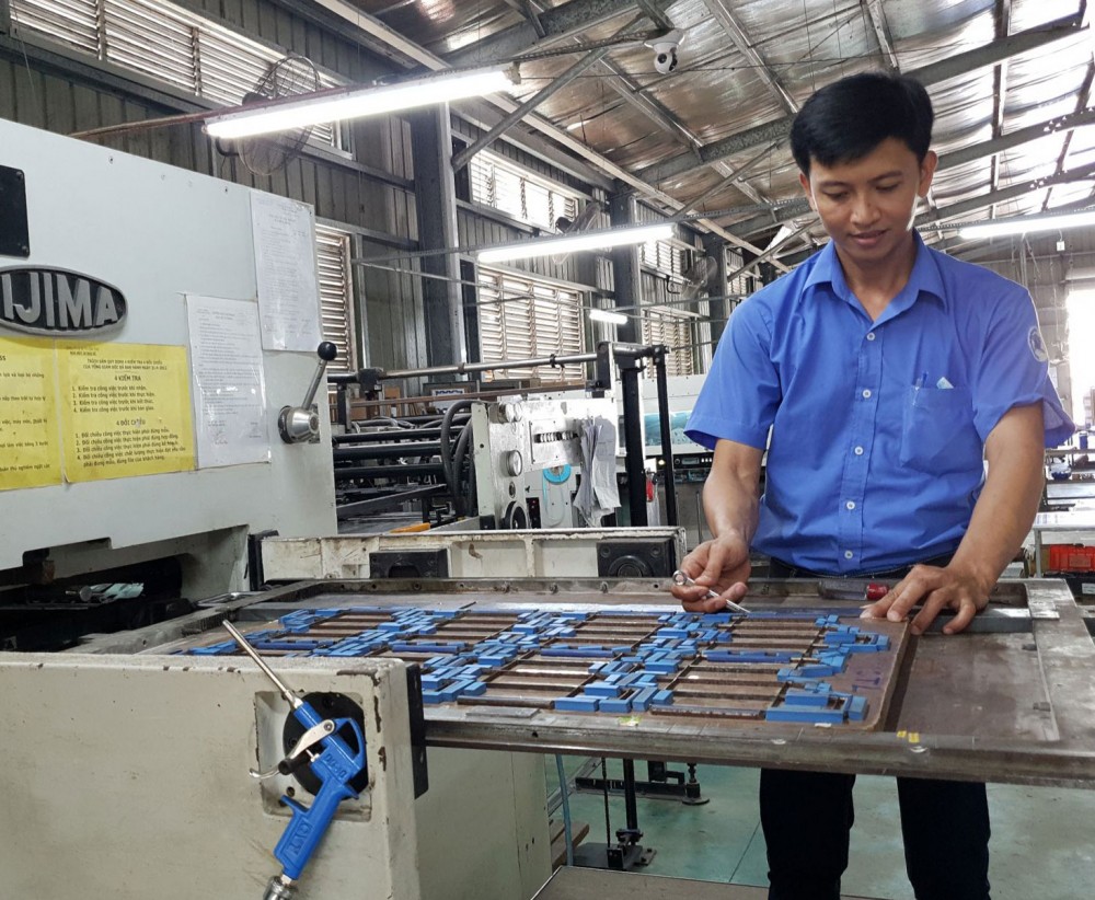 “Cây sáng kiến”
Nguyễn Thanh Tân Anh Nguyễn Thanh Tân, công nhân Công ty Cổ phần In tổng hợp Cần Thơ luôn tìm tòi, nghiên cứu nâng cao hiệu quả các công đoạn sản xuất.