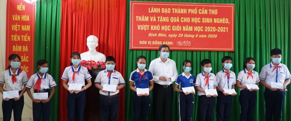 Đồng chí Phạm Văn Hiểu, Phó Bí thư Thường trực Thành ủy, Chủ tịch HĐND TP Cần Thơ, trao học bổng cho các em học sinh.