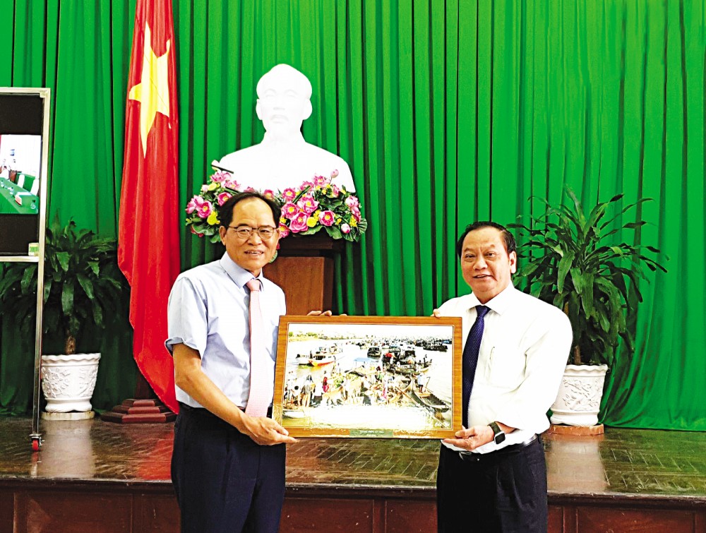 Đồng chí Trần Quốc Trung, Bí thư Thành ủy Cần Thơ (bên phải) tặng quà lưu niệm cho Ngài Đại sứ Hàn Quốc tại Việt Nam. Ảnh: Hồng Vân