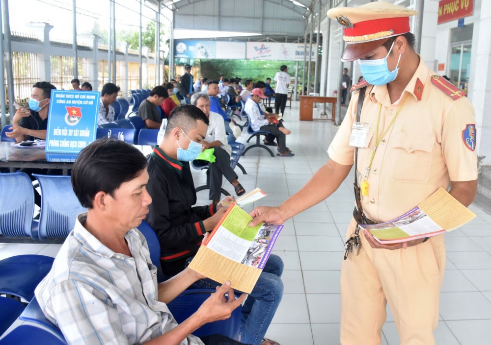 Lực lượng Đội CSGT-TT Công an quận Thốt Nốt phát tờ rơi tuyên truyền, phổ biến pháp luật về trật tự ATGT tại nơi tiếp công dân của Đội.