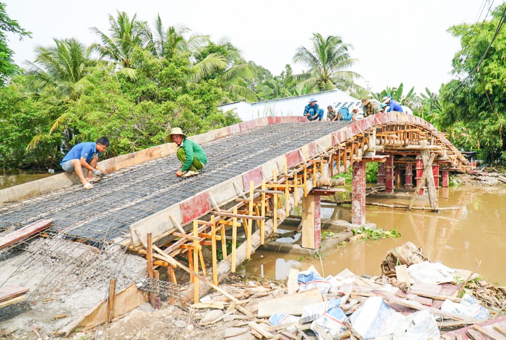 Đổi mới trên quê hương Định Môn Cầu Rạch Dầu ở ấp Định Phước đang hoàn thiện những công đoạn cuối, dự kiến khánh thành vào dịp Quốc khánh 2-9.