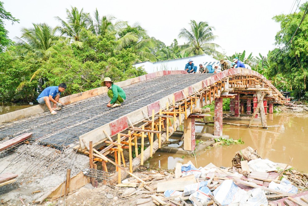 Cầu Rạch Dầu ở ấp Định Phước đang hoàn thiện những công đoạn cuối, dự kiến khánh thành vào dịp Quốc khánh 2-9.