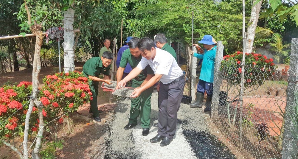 Lãnh đạo phường Tân Lộc, quận Thốt Nốt tham gia rải đá bụi mặt đường giao thông trên địa bàn phường.