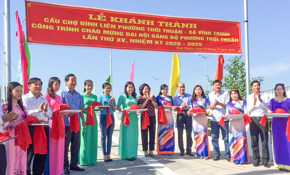 Lãnh đạo quận Thốt Nốt và phường Thới Thuận cắt băng khánh thành cầu Thới Thuận - Vĩnh Trinh.