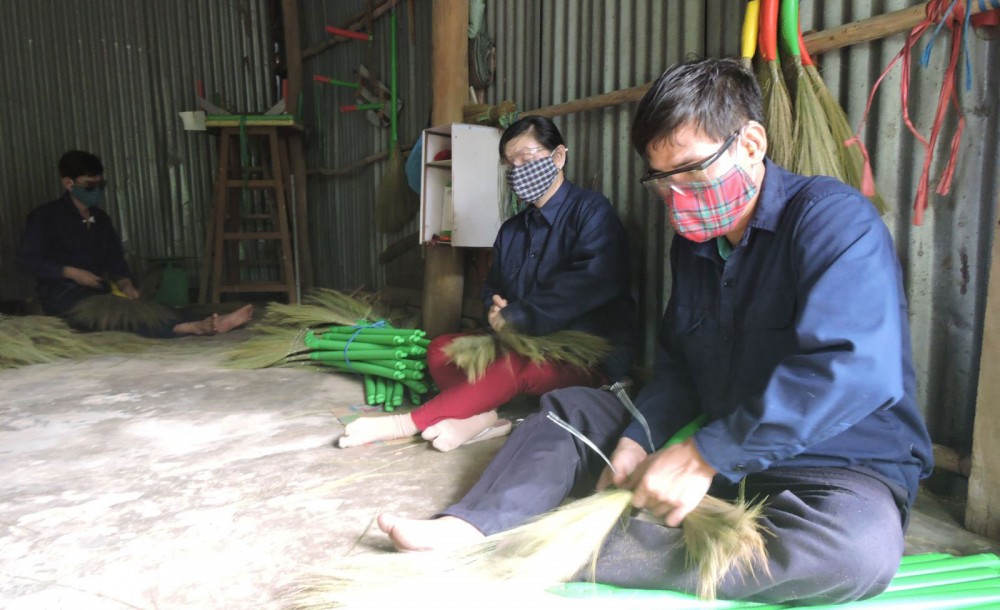 Vợ chồng anh Suôn bó chổi tại cơ sở bó chổi của Hội Người mù TP Cần Thơ.