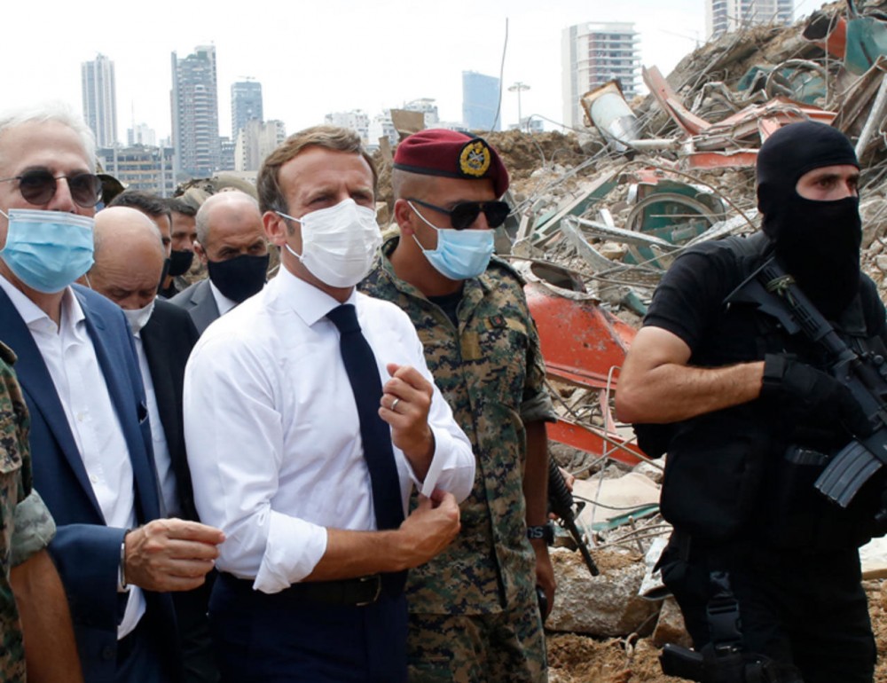 Tổng thống Macron (giữa) là lãnh đạo thế giới đầu tiên đến thăm Beirut sau vụ nổ. Ảnh: AFP