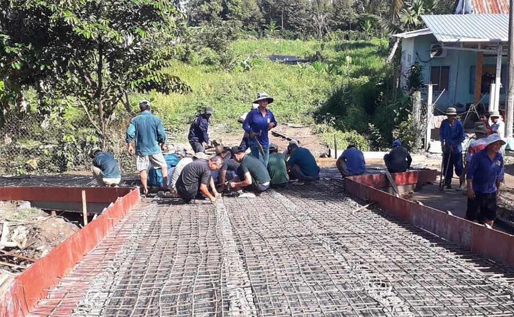 Đoàn viên, thanh niên phường Trường Lạc tham gia xây dựng cầu giao thông.