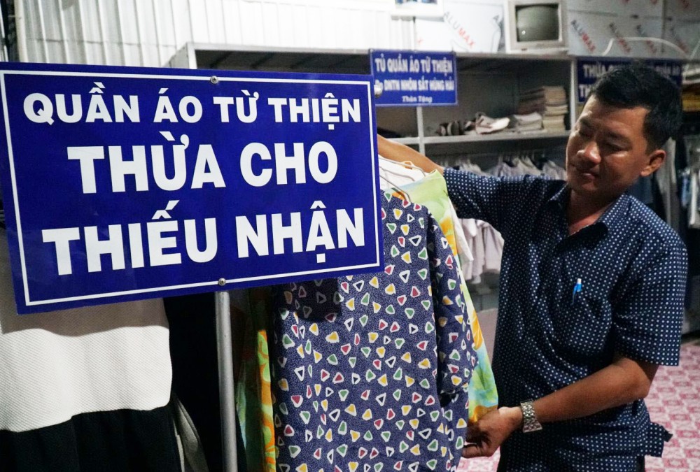 “Cửa hàng 0 đồng” của CCB Lê Hoàng Nguyễn (ở xã Hòa An, TP Cao Lãnh, tỉnh Đồng Tháp) mở cửa suốt đêm để phục vụ người dân.