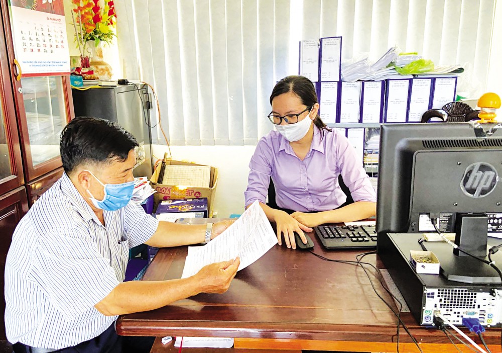 Người nộp thuế thực hiện thủ tục tại Bộ phận một cửa thuộc Chi cục Thuế khu vực Cái Răng - Phong Điền.