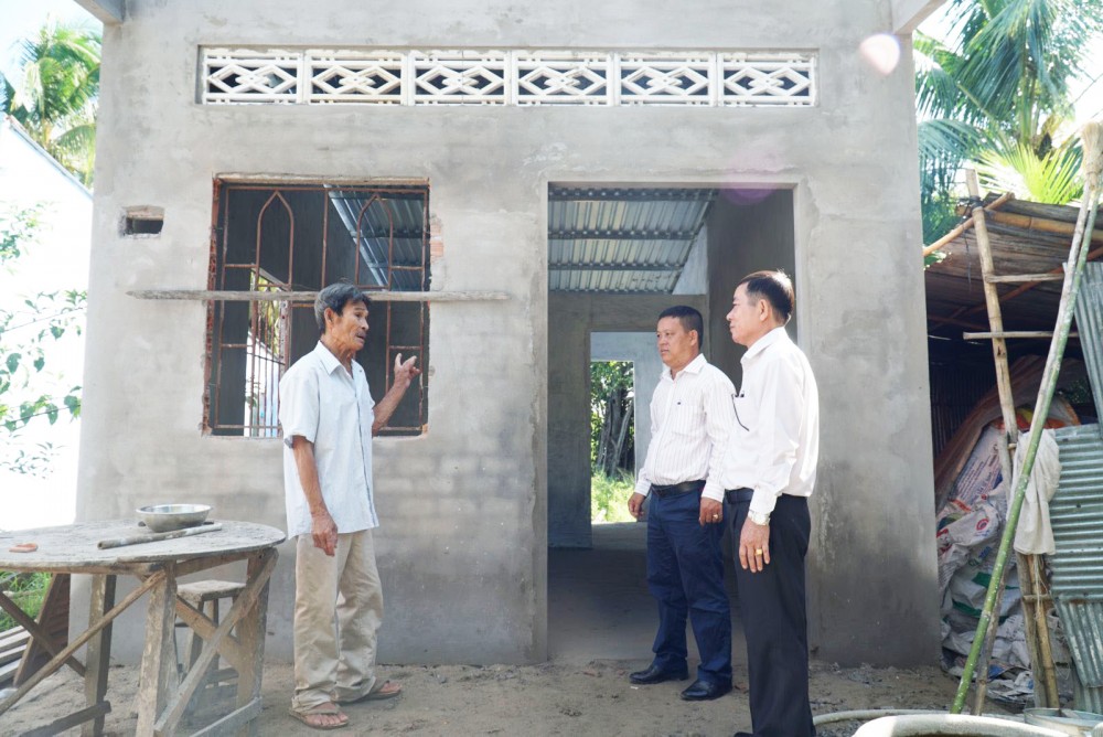 Tạo sự khởi sắc ngay sau đại hội Ông Nguyễn Văn Cường, hộ nghèo ở ấp Trường Khương B, được hỗ trợ 40 triệu đồng xây nhà Đại đoàn kết.