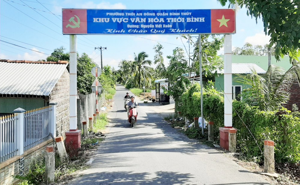 Thực hiện nhiều công trình phục vụ dân sinh Nhiều tuyến đường, cổng chào ở phường Thới An Đông được xây dựng khang trang.