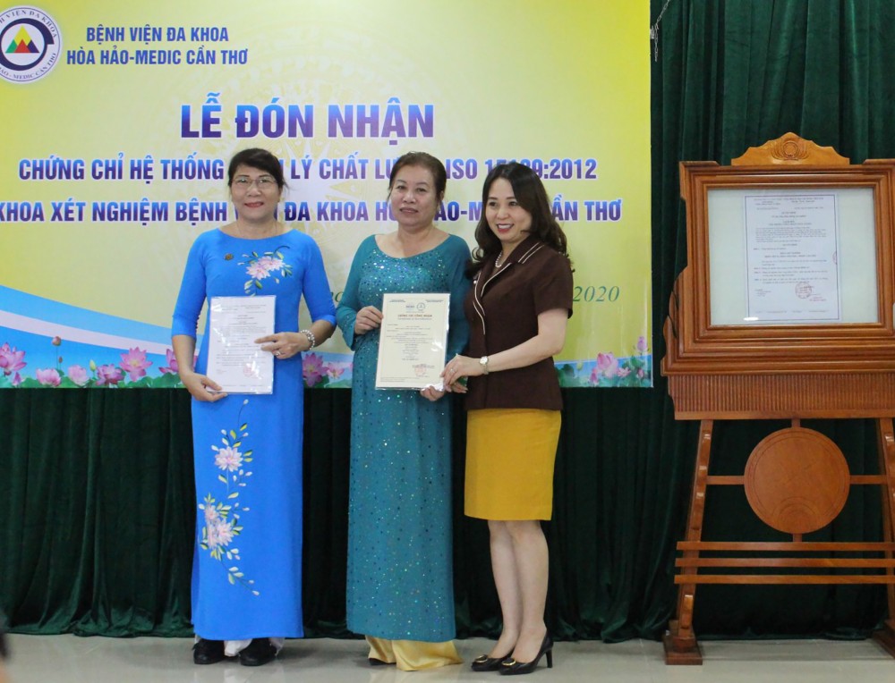 Tiến sĩ Trần Thị Thu Hà - Phó Giám đốc Văn phòng công nhận chất lượng (bìa phải), trao chứng nhận cho lãnh đạo BV và Khoa Xét nghiệm.