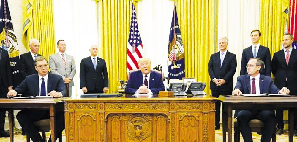 Tổng thống Trump (giữa) thể hiện vai trò trung gian giữa Tổng thống Serbia Vucic (trái) và Thủ tướng Kosovo Hoti tại Phòng Bầu dục của Nhà Trắng hôm 4-9. Ảnh: AP