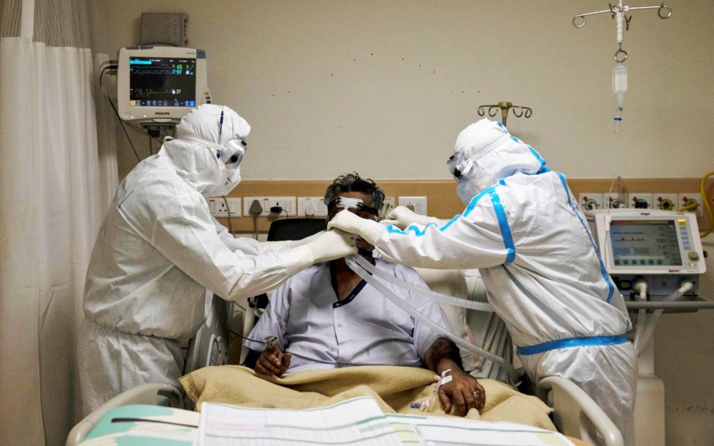 Bác sĩ Indonesia chăm sóc bệnh nhân nhiễm COVID-19. Ảnh: Telegraph