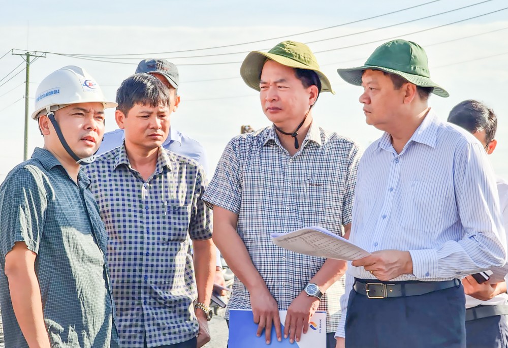 Hoàn thành công trình
đường tỉnh 922 vào cuối năm nay Phó Chủ tịch UBND TP Cần Thơ Dương Tấn Hiển (bìa phải) kiểm tra công trình đường tỉnh 922.